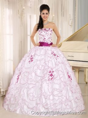 Santa Cruz City White Organza Strapless Quinceanera Dress With Embroidery Decorate