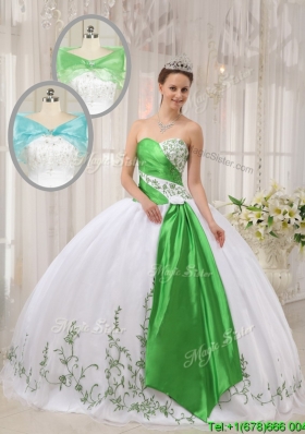 2016 Modern Ball Gown Sweetheart Embroidery Quinceanera Dresses