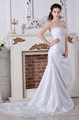 Inexpensive A-line / Princess Strapless Court Train Satin Embriodery Wedding Dress