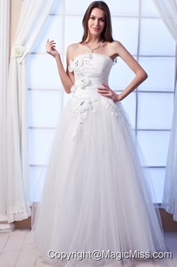 Popular A-line Strapless Floor-lengthTulle Beading and Hand Made Flowers Wedding Dress