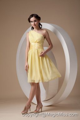 Yellow Column / Sheath One Shoulder Knee-length Chiffon Ruch Bridesmaid Dress