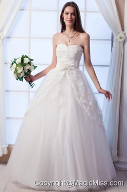 Beautiful A-line Sweetheart Floor-lengthTulle Appliques and Hand Made Flowers Wedding Dress