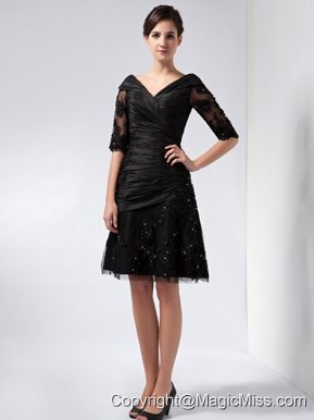 Black Column V-neck Knee-length Taffeta and Tulle Beading and Lace Mother Of The Bride Dress