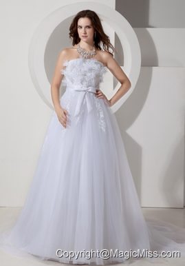 Cheap A-line / Princess Strapless Chapel Train Tulle Embroidery Wedding Dress