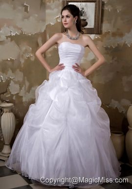 Elegant Ball Gown Strapless Floor-length Taffeta and Organza Pick-ups Wedding Dress
