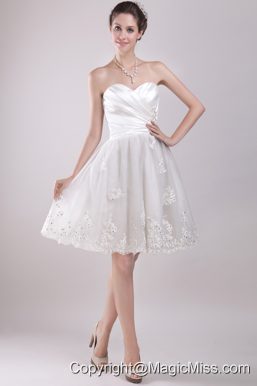 Sweet A-Line/Princess Sweetheart Knee-length Organza Appliques Wedding Dress