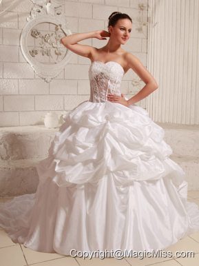 Sweetheart Appliques and Pick-ups Ball Gown Wedding Gowns With Chapel Train