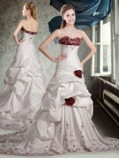 Custom Made Sleeveless Appliques and Pick Ups and Hand Made Flower Zipper Wedding Gown with White And Red Brush Train