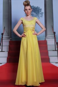 Best Scalloped Short Sleeves Floor Length Beading and Appliques and Pleated Side Zipper Prom Gown with Light Yellow