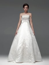 Elegant Strapless Sleeveless Lace Up Wedding Gown White Satin