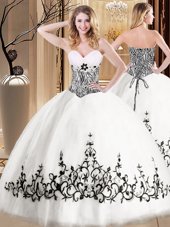 Exceptional White Ball Gowns Embroidery Quince Ball Gowns Lace Up Tulle Sleeveless Floor Length