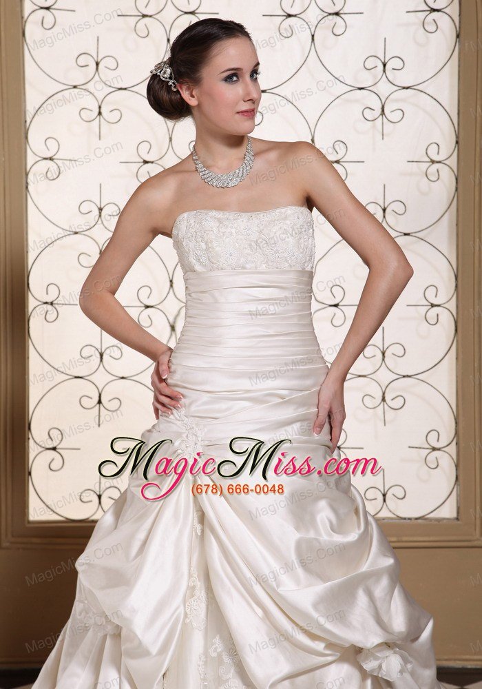 wholesale exclusive off white a-line wedding dress for 2013 lace decorate bust and pick-ups gown