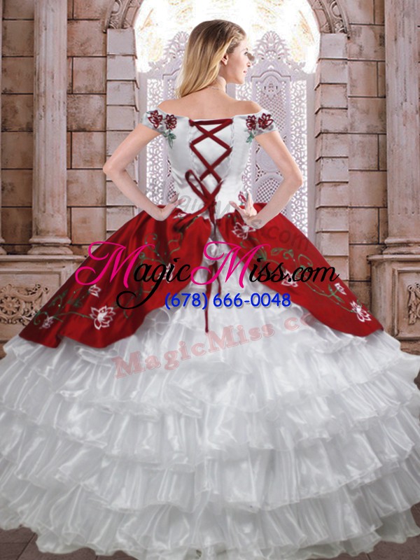 wholesale modest sleeveless taffeta floor length lace up quinceanera gowns in white and red with embroidery and ruffled layers