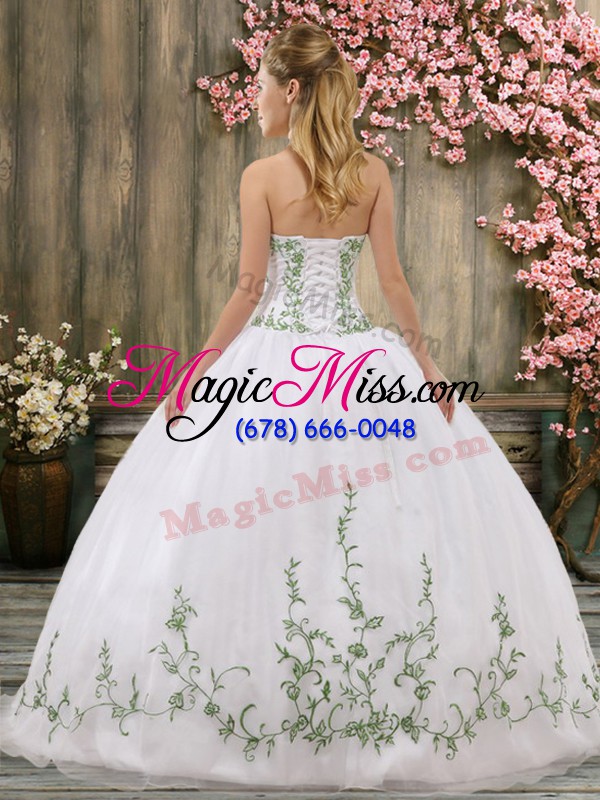 wholesale sweetheart sleeveless quince ball gowns floor length embroidery and belt white organza