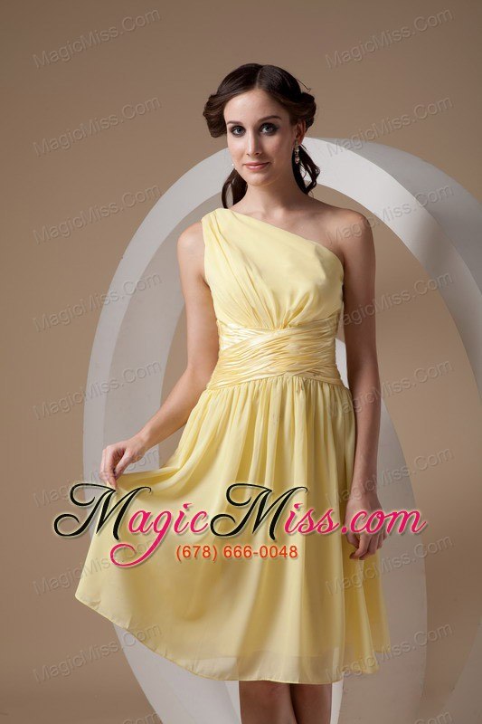 wholesale yellow column / sheath one shoulder knee-length chiffon ruch bridesmaid dress