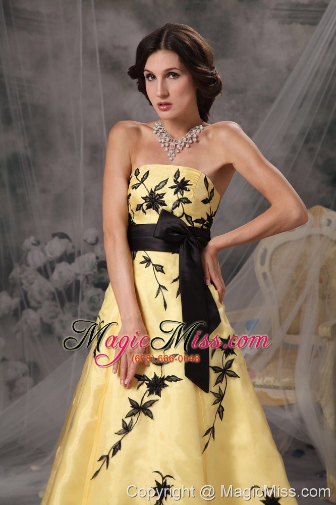 wholesale beautiful yellow and black a-line prom dress strapless appliques floor-length