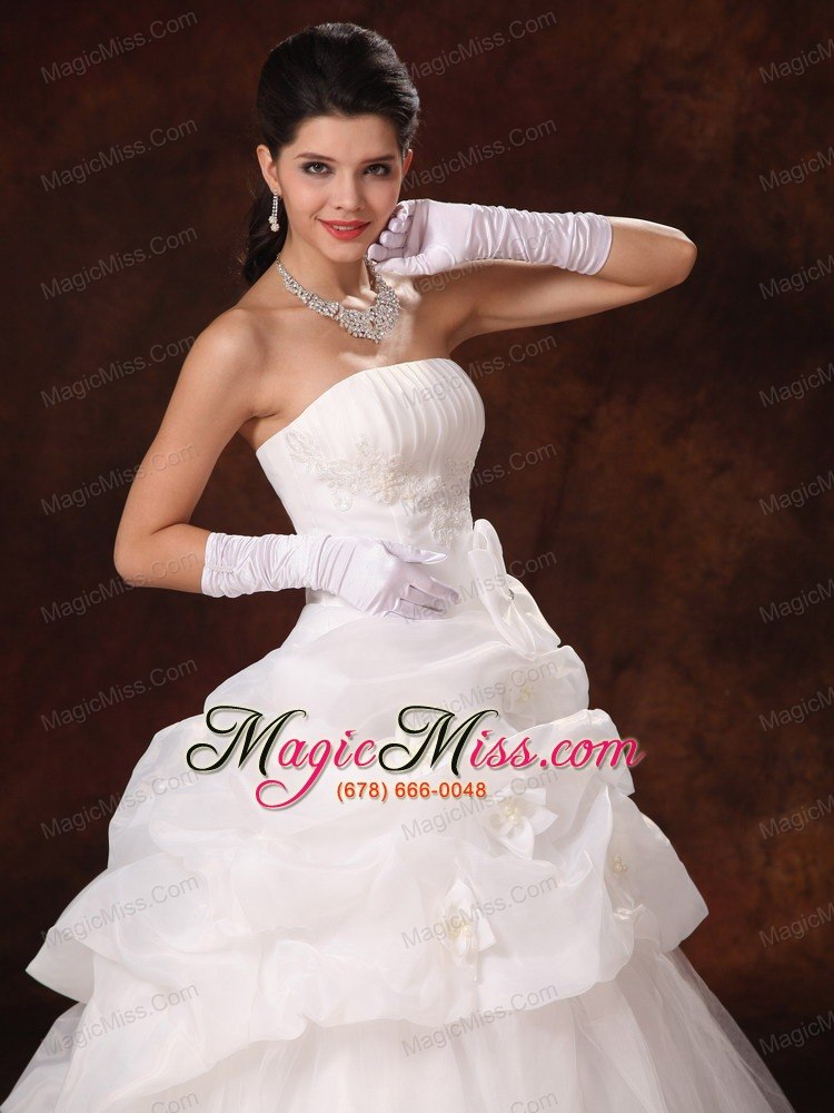 wholesale hand flowers strapless popular tulle wedding dress 2013 new arrival in montgomery