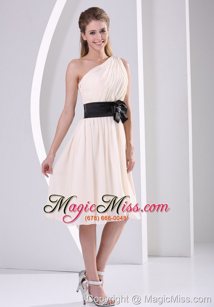 wholesale elegant one shoulder champagne chiffon knee-length dress for prom party hand made flower belt