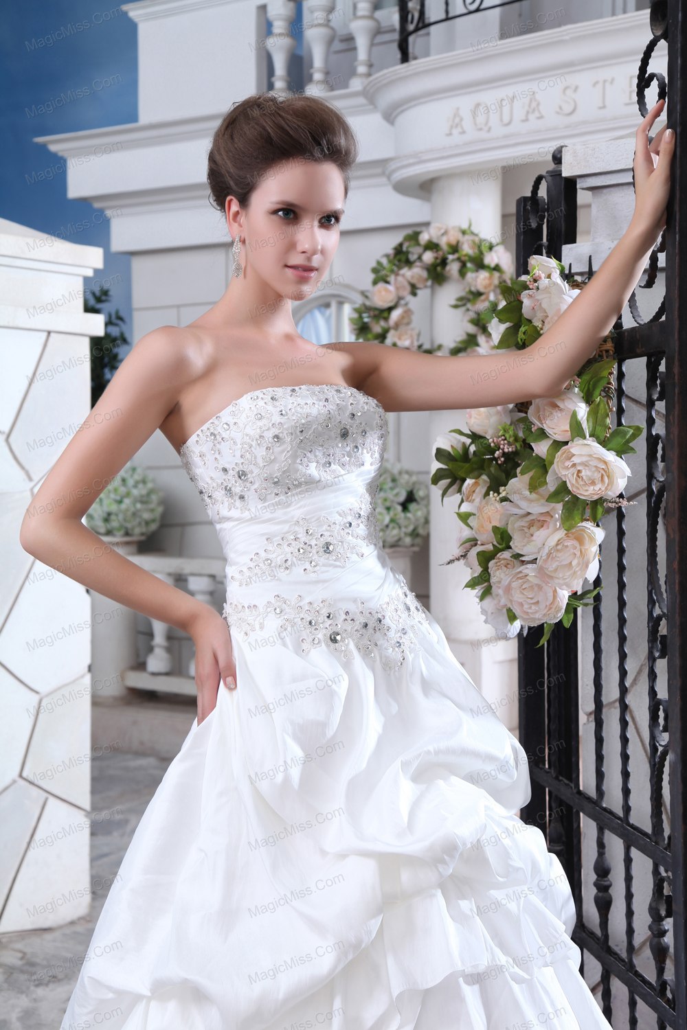 wholesale affordable a-line strapless court train organza beading and appliques wedding dress