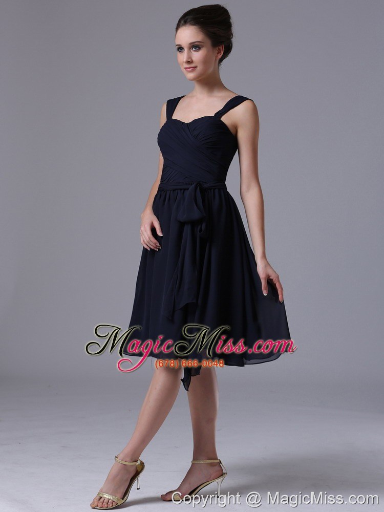 wholesale a-line navy blue straps chiffon knee-length bridesmaid dress ruched