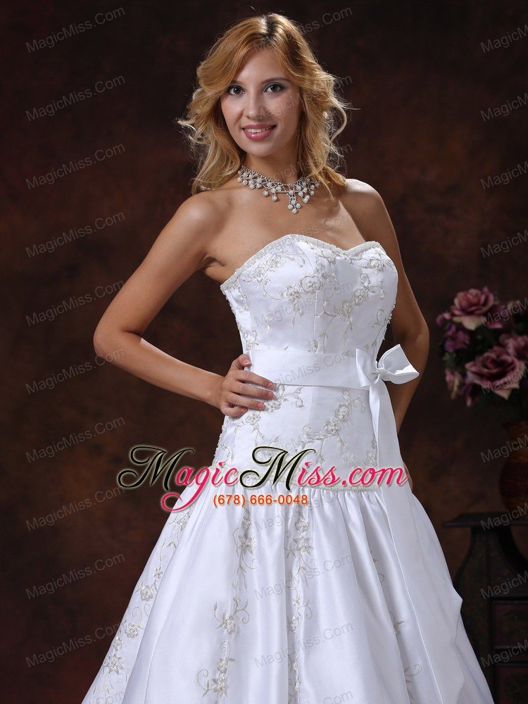 wholesale 2013 gorgeous bowknot and embroidery wedding dress with chapel train for custom made