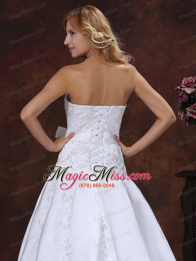 wholesale 2013 gorgeous bowknot and embroidery wedding dress with chapel train for custom made